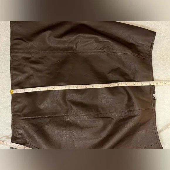 Leather mini skirt by Amanda Smith. Vintage. Decorative stitching. Dark Brown 12 - Picture 8 of 12